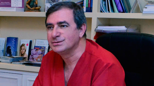 Dr. Marcelino Roca Castan, Cirujano plástico